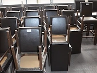 21 houten stoelen met bruine lederen zit en rug