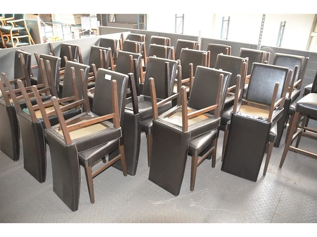 21 houten stoelen met bruine lederen zit en rug - afbeelding 2 van  4