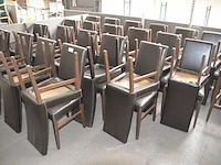 21 houten stoelen met bruine lederen zit en rug - afbeelding 2 van  4