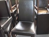 21 houten stoelen met bruine lederen zit en rug - afbeelding 3 van  4