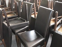 21 houten stoelen met bruine lederen zit en rug - afbeelding 4 van  4