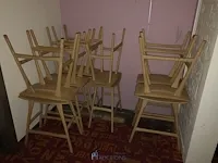 21 houten taboeretten