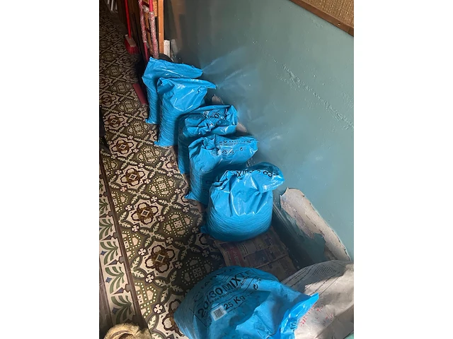 21 zakken kolen - afbeelding 1 van  4