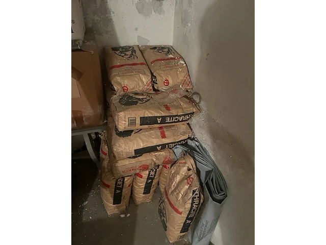 21 zakken kolen - afbeelding 4 van  4
