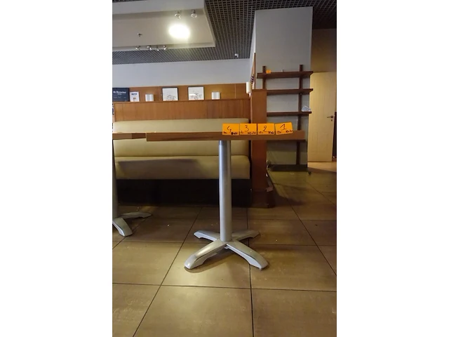 21x houten tafel vv metalen voet - afbeelding 1 van  3