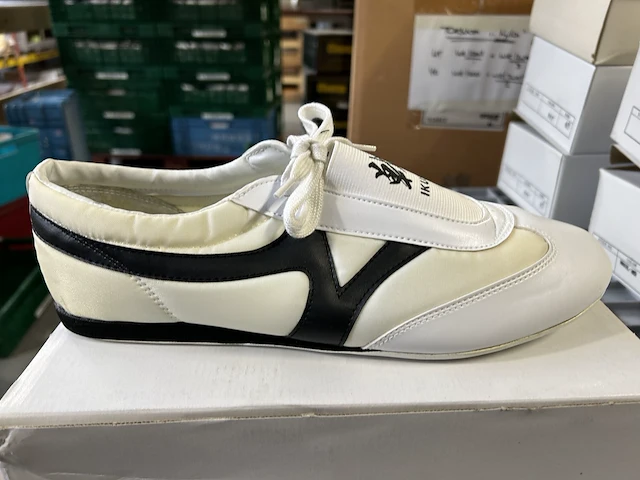 22 - indoor schoenen / taekwondo wit/zwart wit/rood (9st) - afbeelding 1 van  2