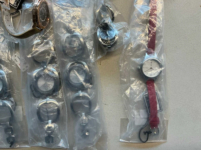22 diverse horloges olivier strelli - afbeelding 2 van  12