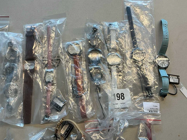 22 diverse horloges olivier strelli - afbeelding 6 van  12