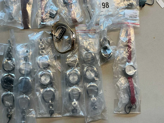 22 diverse horloges olivier strelli - afbeelding 7 van  12