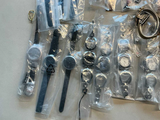 22 diverse horloges olivier strelli - afbeelding 8 van  12