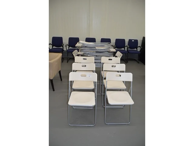 22 witte pvc plooistoelen met metalen onderstel - afbeelding 1 van  5