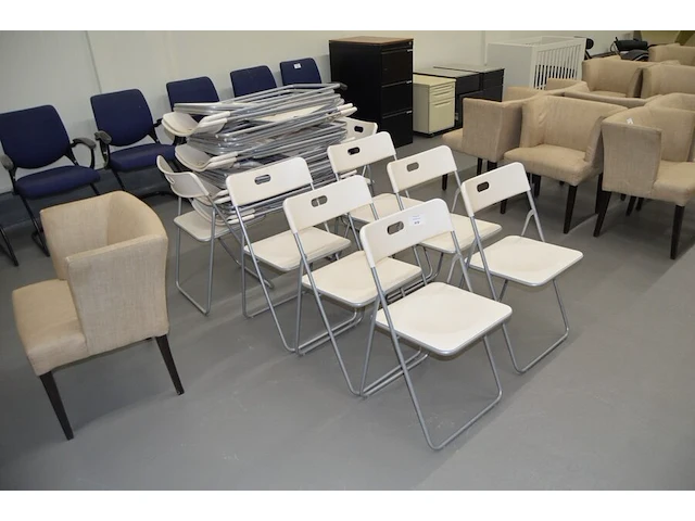 22 witte pvc plooistoelen met metalen onderstel - afbeelding 3 van  5