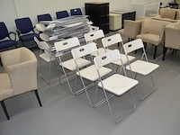 22 witte pvc plooistoelen met metalen onderstel - afbeelding 3 van  5