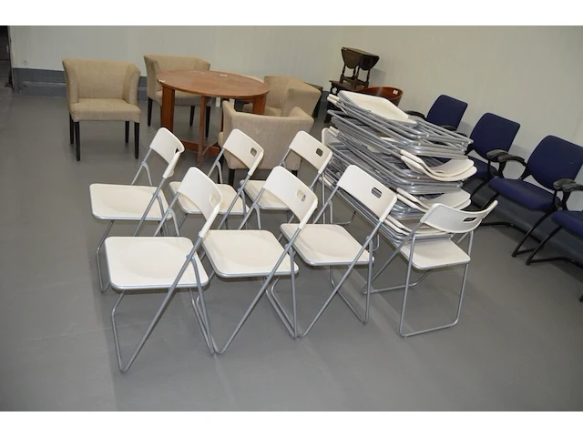 22 witte pvc plooistoelen met metalen onderstel - afbeelding 4 van  5