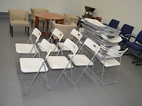 22 witte pvc plooistoelen met metalen onderstel - afbeelding 4 van  5