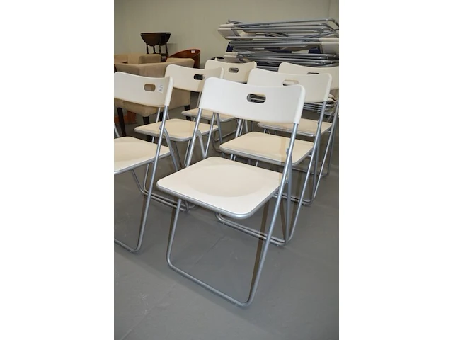 22 witte pvc plooistoelen met metalen onderstel - afbeelding 5 van  5