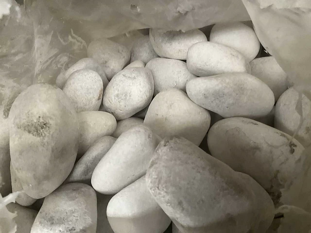 22 zakken sierkeien pebbles carrara 80-100mm(20kg) - afbeelding 1 van  3