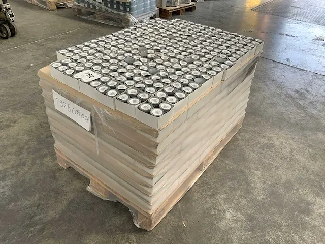 2251 potjes verf - afbeelding 1 van  8
