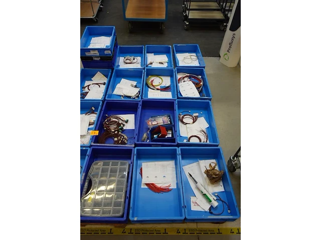 22x grijpbak + inhoud diverse assemblagematerialen - afbeelding 1 van  7