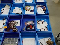 22x grijpbak + inhoud diverse assemblagematerialen - afbeelding 1 van  7