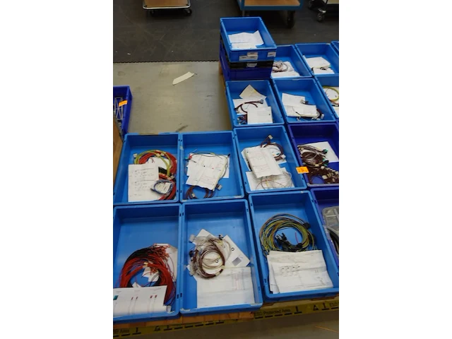 22x grijpbak + inhoud diverse assemblagematerialen - afbeelding 2 van  7