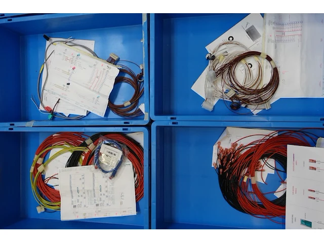 22x grijpbak + inhoud diverse assemblagematerialen - afbeelding 3 van  7