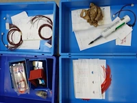 22x grijpbak + inhoud diverse assemblagematerialen - afbeelding 5 van  7