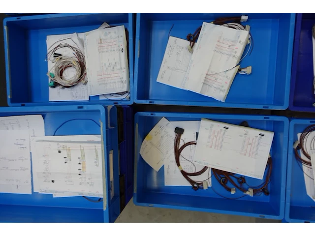 22x grijpbak + inhoud diverse assemblagematerialen - afbeelding 7 van  7