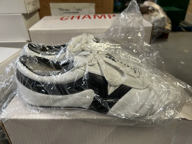 23 - indoor schoenen / taekwondo wit/rood wit/zwart (11st) - afbeelding 1 van  2
