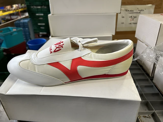 23 - indoor schoenen / taekwondo wit/rood wit/zwart (11st) - afbeelding 2 van  2