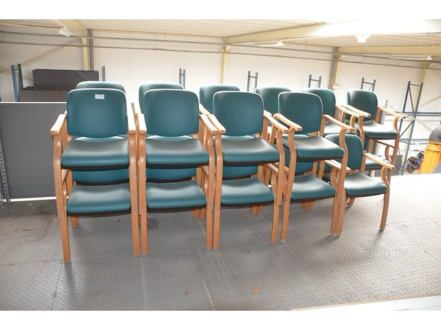 23 stoelen met armleuning en groene imititatie lederen zit en rug - afbeelding 1 van  4