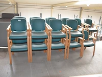 23 stoelen met armleuning en groene imititatie lederen zit en rug