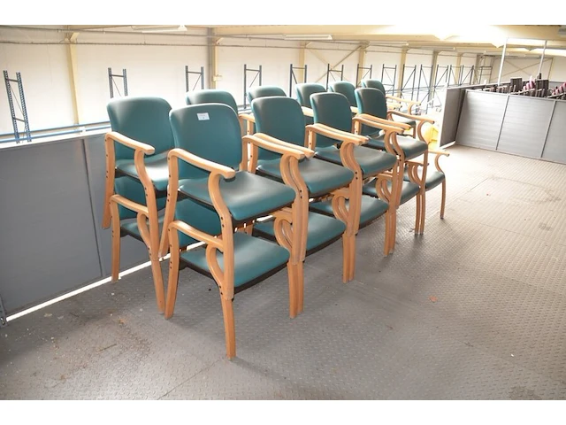 23 stoelen met armleuning en groene imititatie lederen zit en rug - afbeelding 2 van  4