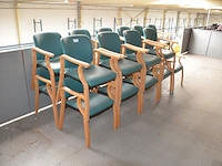 23 stoelen met armleuning en groene imititatie lederen zit en rug - afbeelding 2 van  4