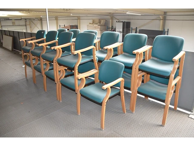 23 stoelen met armleuning en groene imititatie lederen zit en rug - afbeelding 3 van  4