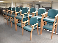 23 stoelen met armleuning en groene imititatie lederen zit en rug - afbeelding 3 van  4