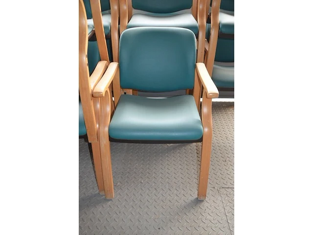 23 stoelen met armleuning en groene imititatie lederen zit en rug - afbeelding 4 van  4