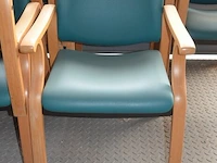23 stoelen met armleuning en groene imititatie lederen zit en rug - afbeelding 4 van  4