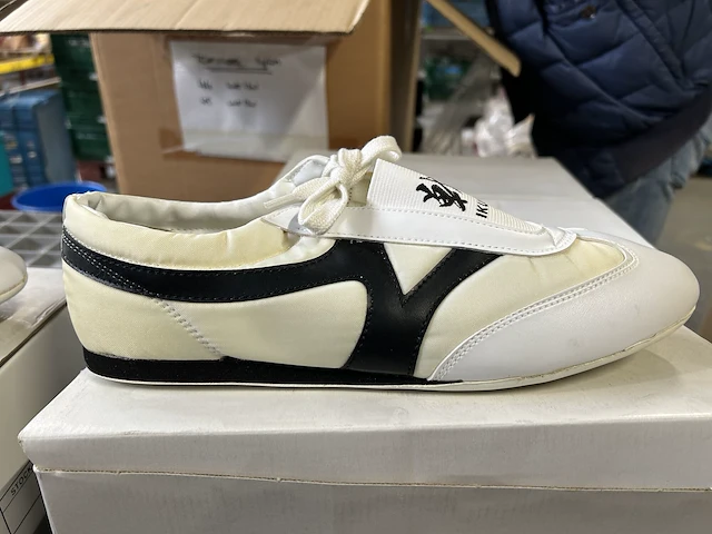 24 - indoor schoenen / taekwondo wit/rood wit/zwart (10st) - afbeelding 1 van  2