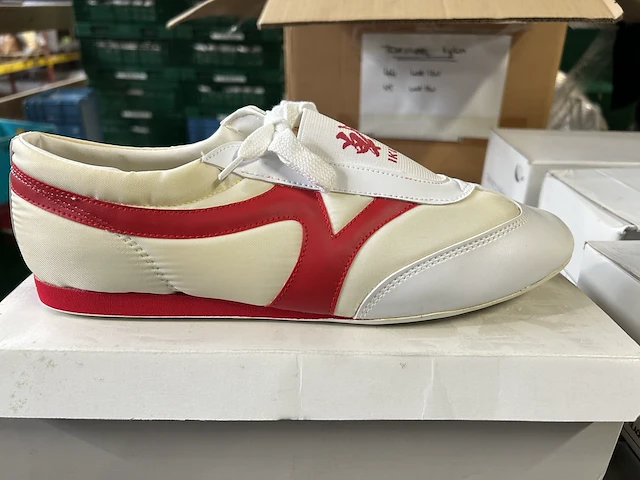24 - indoor schoenen / taekwondo wit/rood wit/zwart (10st) - afbeelding 2 van  2