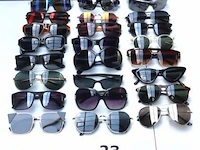 24 diverse zonnebrillen