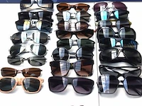 24 diverse zonnebrillen