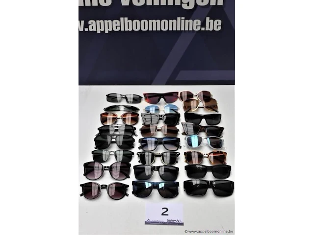 24 diverse zonnebrillen - afbeelding 1 van  4