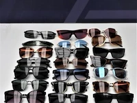 24 diverse zonnebrillen