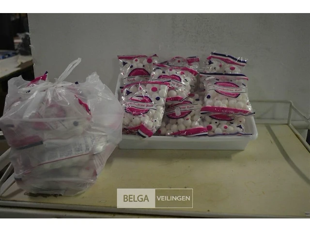 ±24 zakjes naphthalene balls - afbeelding 1 van  3