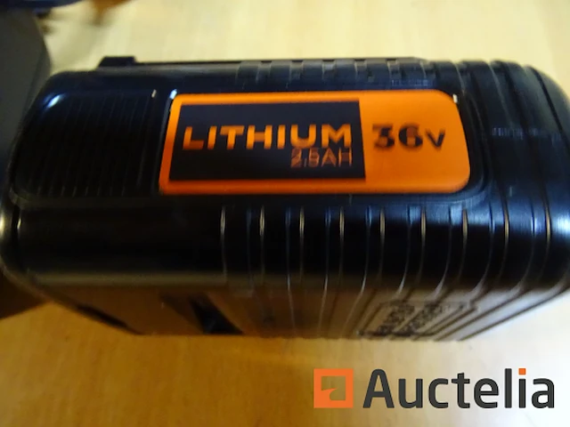 2,5 ah 36 v lithiumbatterij en black&decker-oplader - afbeelding 3 van  6