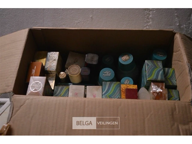 ±25 div soorten klassieke parfum en badschuim - afbeelding 1 van  4