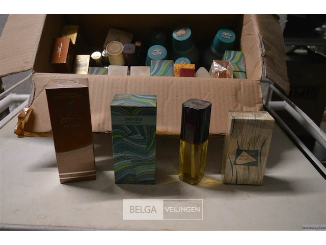 ±25 div soorten klassieke parfum en badschuim - afbeelding 2 van  4