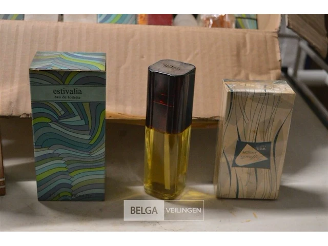 ±25 div soorten klassieke parfum en badschuim - afbeelding 3 van  4