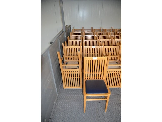 25 houten stoelen met blauwe imitatielederen zit - afbeelding 1 van  3